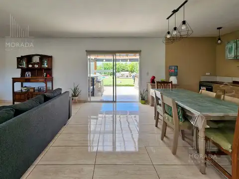 Casa 4 ambientes con 2 baños