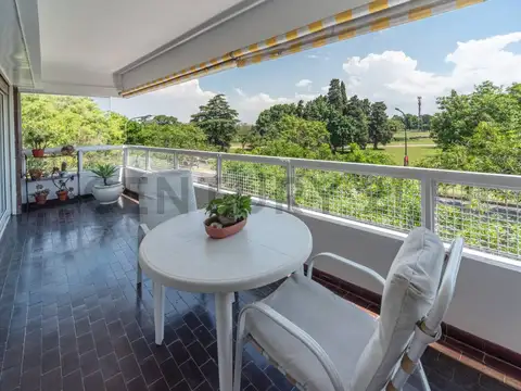 Departamento en venta – 4 ambientes con dependencia y cochera | Acassuso Vista abierta al Hipódromo