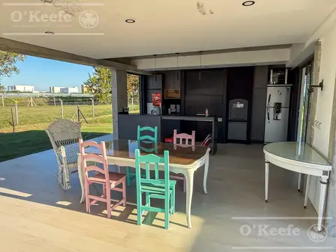 Casa en Venta con 2 cocheras