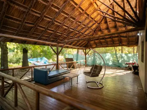 CASA EN VENTA EN CITY BELL, 3 DORMITORIOS Y JARDIN