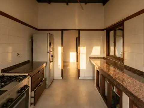 CASA EN VENTA EN CITY BELL, 3 DORMITORIOS Y JARDIN