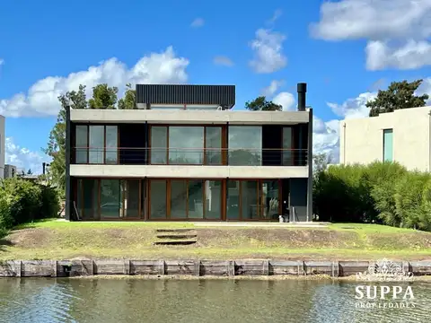 Casa en Venta con 2 cocheras