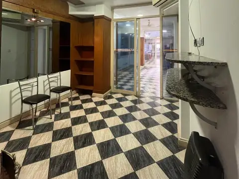 Venta local/oficina con frente vidriado – Barrio Martín, Rosario. Frente espejado, rejas, alarma. Cuenta con cocina y baño