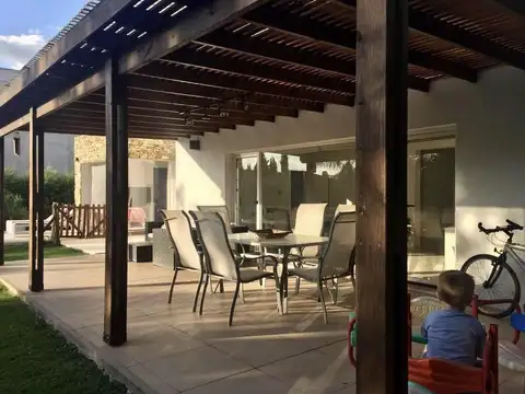 Casa 4 ambientes con 2 baños