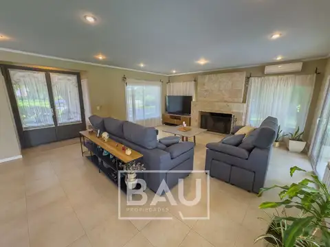 Casa en Venta con 2 cocheras