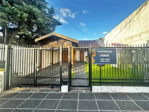 CASA DE 4 AMBIENTES CON PARQUE Y QUINCHO EN EL CENTRO DE VILLA BALLESTER