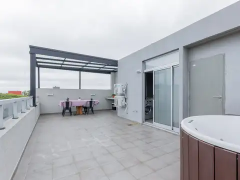 Departamento de 3 ambientes al frente, con amplia terraza con jacuzzi + dos balcones- totalment...