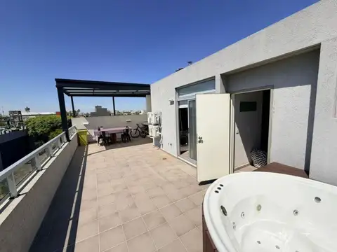 Departamento de 3 ambientes al frente, con amplia terraza con jacuzzi + dos balcones- totalment...