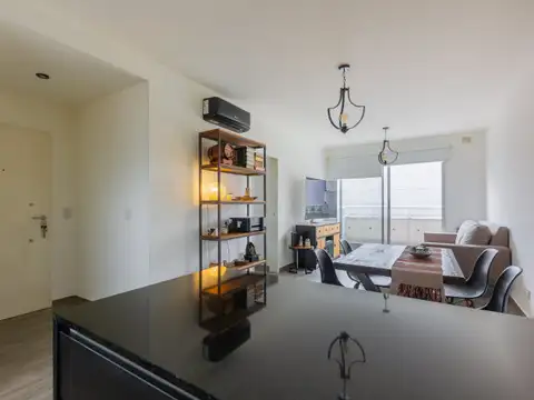 Departamento de 3 ambientes al frente, con amplia terraza con jacuzzi + dos balcones- totalment...