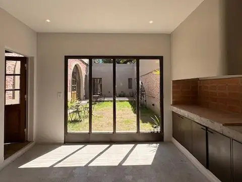 Casa 8 ambientes con 3 baños