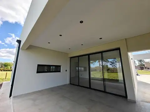 Casa 4 ambientes con 3 baños