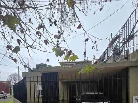 Casa en alquiler 2 dormitorios con cochera