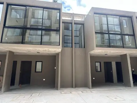 Casa en Alquiler con 1 cochera