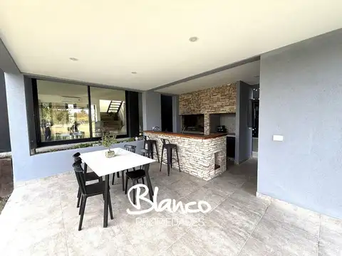 Casa 4 ambientes con 4 baños