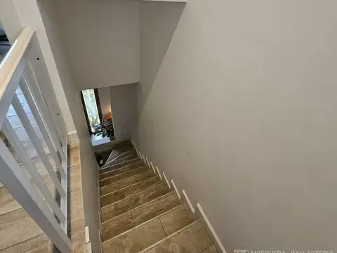 Casa en Alquiler con 2 cocheras