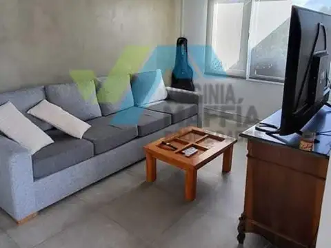 Casa en Alquiler con 2 cocheras