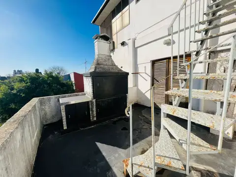 Casa 7 ambientes con 2 baños