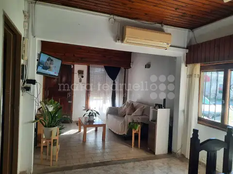Casa 4 ambientes con 2 baños