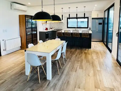 Casa en Alquiler con 2 cocheras