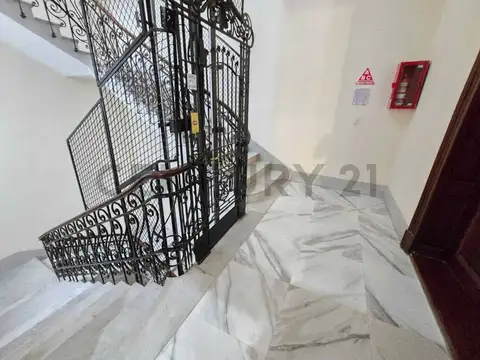 Oficina 8 ambientes con 3 baños