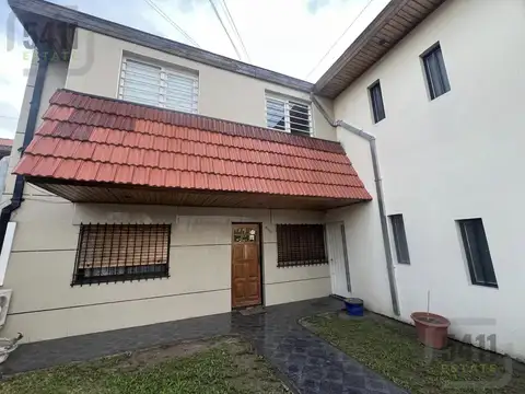 Venta Casa sobre Dos Lotes  400 m² Pileta, Quincho, Playroom y 415 m² Cubiertos en San Justo