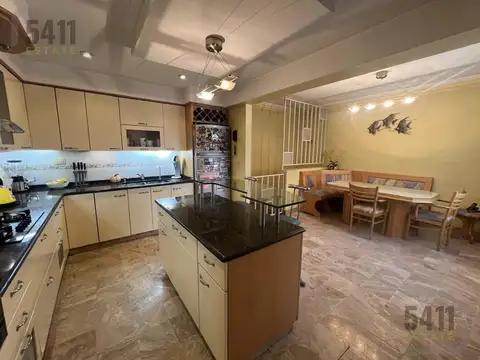 Casa en Venta con 5 cocheras
