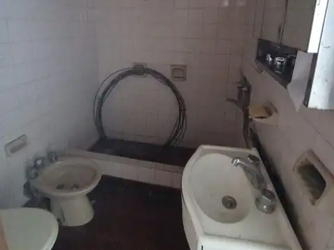 Casa 8 ambientes con 2 baños