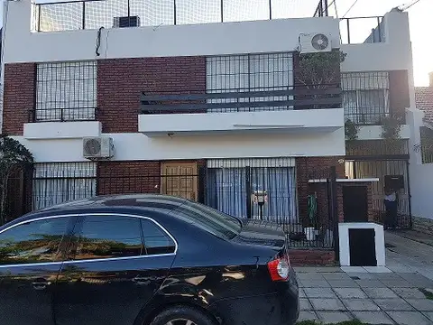 Excelente departamento en complejo en P.Baja living comed., coc. comed., 2 dormts.c/plac, baño completo y patio