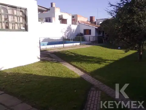 Casa 8 ambientes con 2 baños