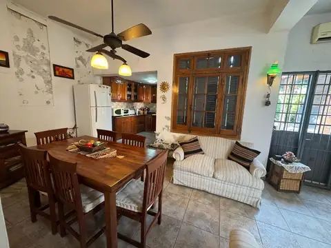 Casa con amplio jardin y local comercial