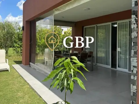 Casa en Alquiler con 2 cocheras