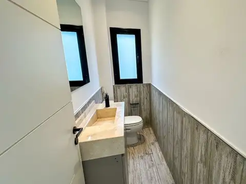 VENTA CASA 4 AMB A ESTRENAR PILETA EN VILLA NUEVA