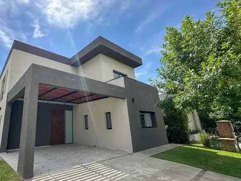 VENTA CASA 4 AMB A ESTRENAR PILETA EN VILLA NUEVA