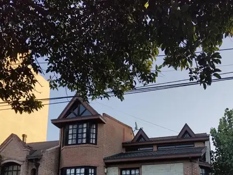 Triplex en esquina.