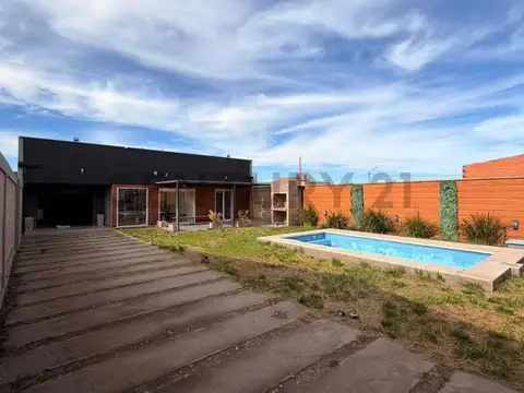 Casa 2 dormitorios con pileta, quincho y gran patio - general alvear
