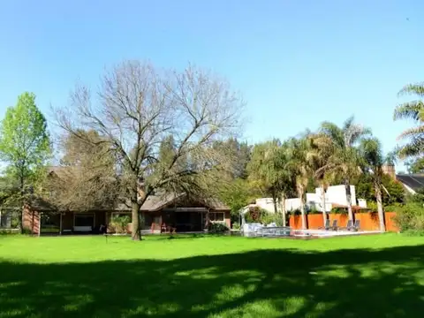 Casa en Venta con 3 cocheras