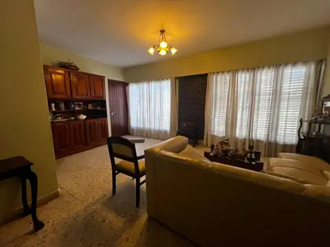 Casa 8 ambientes con 2 baños