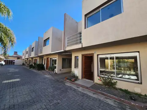 VENTA CASA HOUSING 2 DORMITORIOS PILETA CARLOS PAZ
