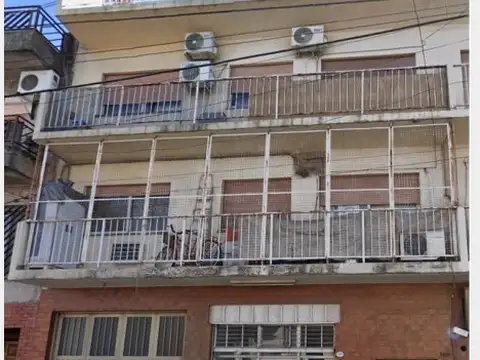 Departamento de 2 ambientes en segundo piso con balcón al contrafrente