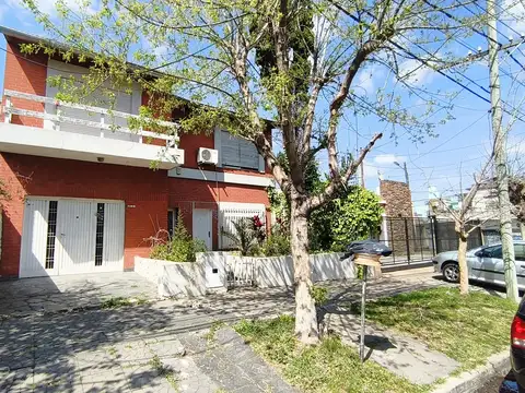 Casa en 2 Plantas en Villa Bosch: 3 Dormitorios, Cochera, Jardín y Fondo Libre