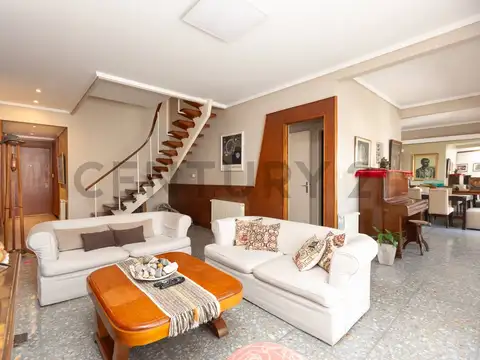 VENTA DE DÚPLEX 5 AMBIENTES CON DEPENDENCIA, 4 BALCONES Y COCHERA EN ALMAGRO