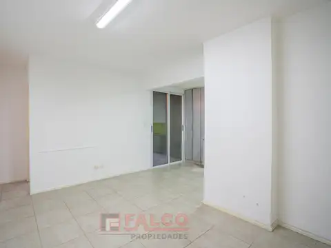 Departamento de 3 ambientes refaccionado en primer piso - Apto profesional
