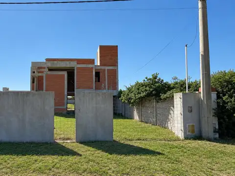 VENTA/PERMUTA - Casa de tres dormitorios en construcción en barrio Lomas del Este, Cañada de Gómez.