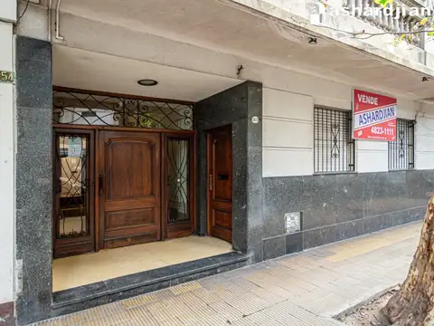 Tres ambientes en Palermo en edificio antiguo de muy buena categoría.