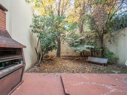 CASA 5 AMB EN VENTA FLORES CON FONDO APTO CREDITO