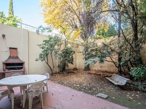 CASA 5 AMB EN VENTA FLORES CON FONDO APTO CREDITO