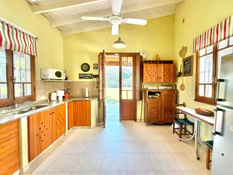 Casa 4 ambientes con 2 baños