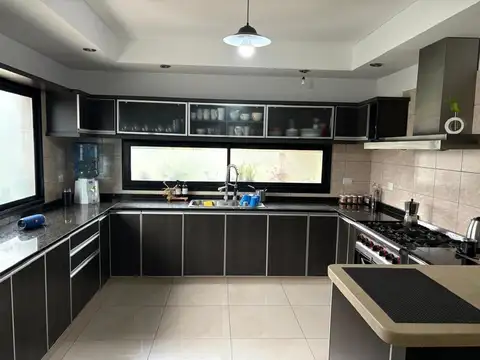 Casa 5 ambientes con 3 baños