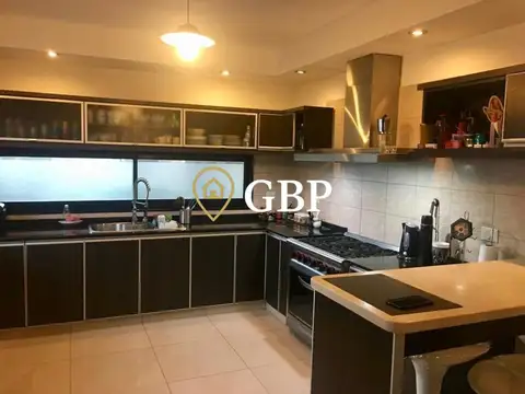 Casa 5 ambientes con 3 baños