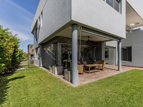 Casa en Venta con 4 cocheras